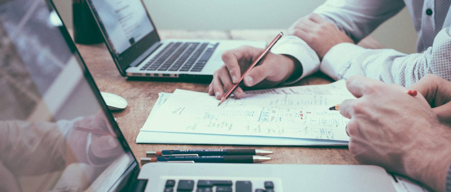 Séance de travail : schéma annoté entre deux ordinateurs portables